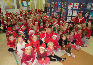 Dzieci czekają na świętego Mikołaja.